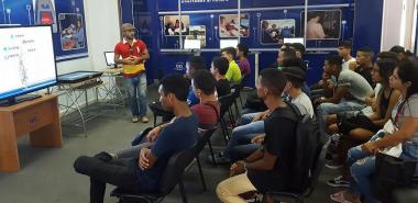 Estudiantes de primer año de la Facultad 2 visitan el Salón de Exposiciones de Aplicaciones y Sistemas Informáticos de la Universidad. 