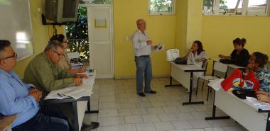 El profesor Pedro Antonio Martínez, de la Universidad de Ciencias Médicas de La Habana, expone la ponencia Los colectivos de años: una metodología para su perfeccionamiento