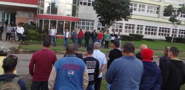 The community of students and workers of the University of Informatics Sciences (UCI) gathered this Monday morning to evince both our support to the Cuban Revolution