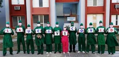 Jóvenes de la UCI atienden a pacientes enfermos de Covid-19. 