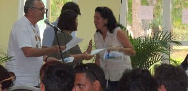 Otorgan reconocimiento a profesores que impartieron los cursos en la VII Escuela Internacional de Invierno