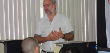 Profesor Lic. Fernando Fontana, de Uruguay, impartiendo el entrenamiento Optimización de PostgreSQL.