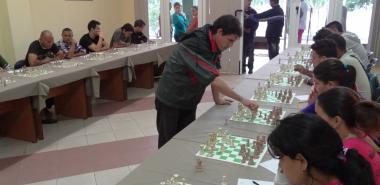 Unos 24 jugadores se enfrentaron a dos profesionales del ajedrez en el ámbito universitario, nacional e internacional