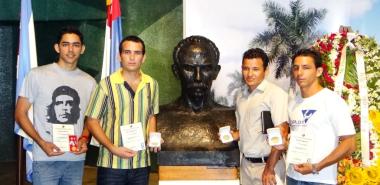Algunos de los jóvenes de la UCI que recibieron reconocimientos.