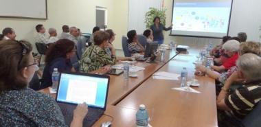 La Dra. Nicado García expone a los visitantes aspectos significativos sobre la estructura de la UCI.