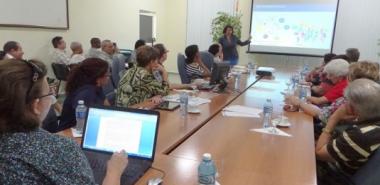 La Dra. Nicado García expone a los visitantes aspectos significativos sobre la estructura de la UCI.