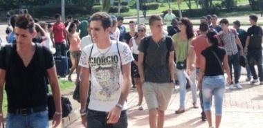  Estudiantes de primer año llegan a la UCI.