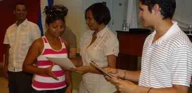 La Rectora de la UCI entrega diplomas de Reconocimiento a estudiantes destacados.