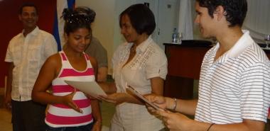 La Rectora de la UCI entrega diplomas de Reconocimiento a estudiantes destacados.
