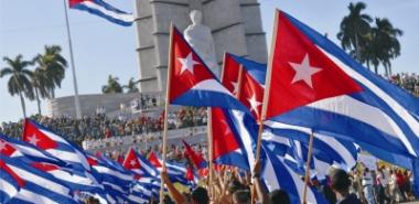 El entusiasta colectivo de la Universidad de las Ciencias Informáticas llevará las mil 300 banderas cubanas, de la Unión de Jóvenes Comunistas, la Federación Estudiantil Universitaria y la Federación de Estudiantes de la Enseñanza Media, que cerrarán la marcha en la Plaza habanera.