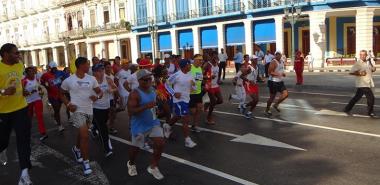 El recorrido comenzó frente al Capitolio a las 9:30 a.m. y se extendió por las calles Prado y Malecón hasta llegar a Malecón y G.