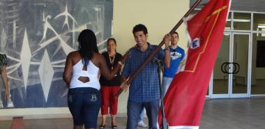 Llegada de la Bandera XX Congreso de la CTC a la UCI. La recibió nuestro Secretario General del Buró Sindical.