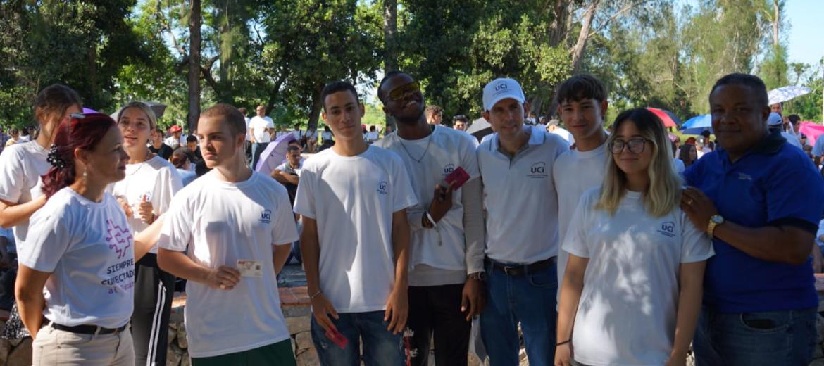 Estudiantes de nuevo ingreso reciben carné de la FEU. Foto: Estefanía Armas Martín