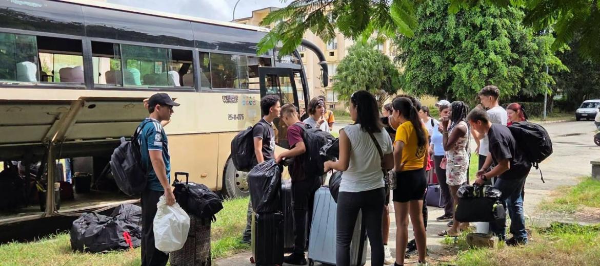 Estudiantes de primer año a su llegada al campus de la UCI.